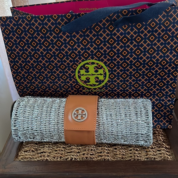 Authentic refurbished Tory Burch purse/clutch - Picture 7 of 8